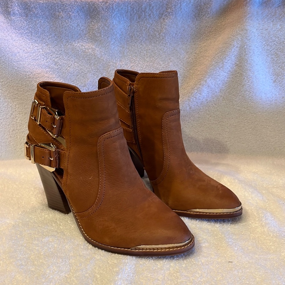 Gianni Bini size 8 Ankle Boots. Worn very few times. 4 in heel.